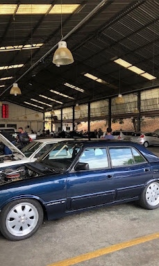 Pátio de veículos — Opel Kadett azul